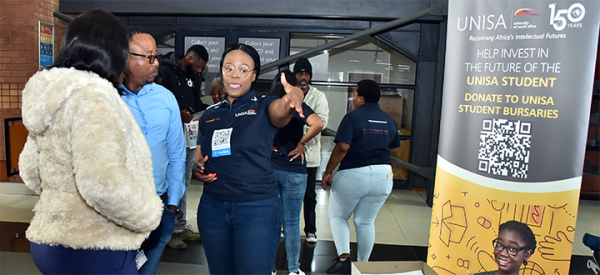 Nokuthula%20Mathonsi,%20NSRC%20Treasurer%20General,%20encouraging%20Unisa%20staff%20to%20donate%20towards%20student%20debt%20at%20the%20Sunnyside%20Campus.