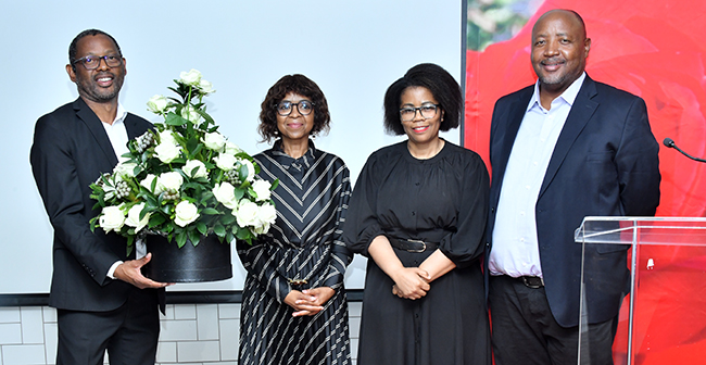 Prof%20Ndlovu%20with%20wife%20Vuyi,%20VC%20and%20Dr%20Mosia-body_5.jpg